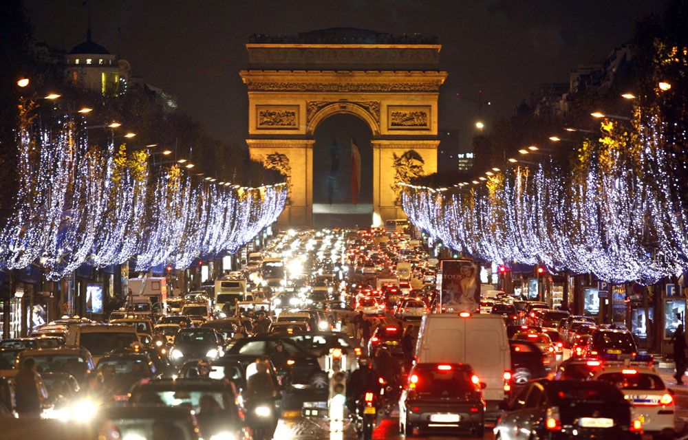 Visiteurs découvrant les spécialités artisanales et gourmandes du marché de Noël de Paris 2026