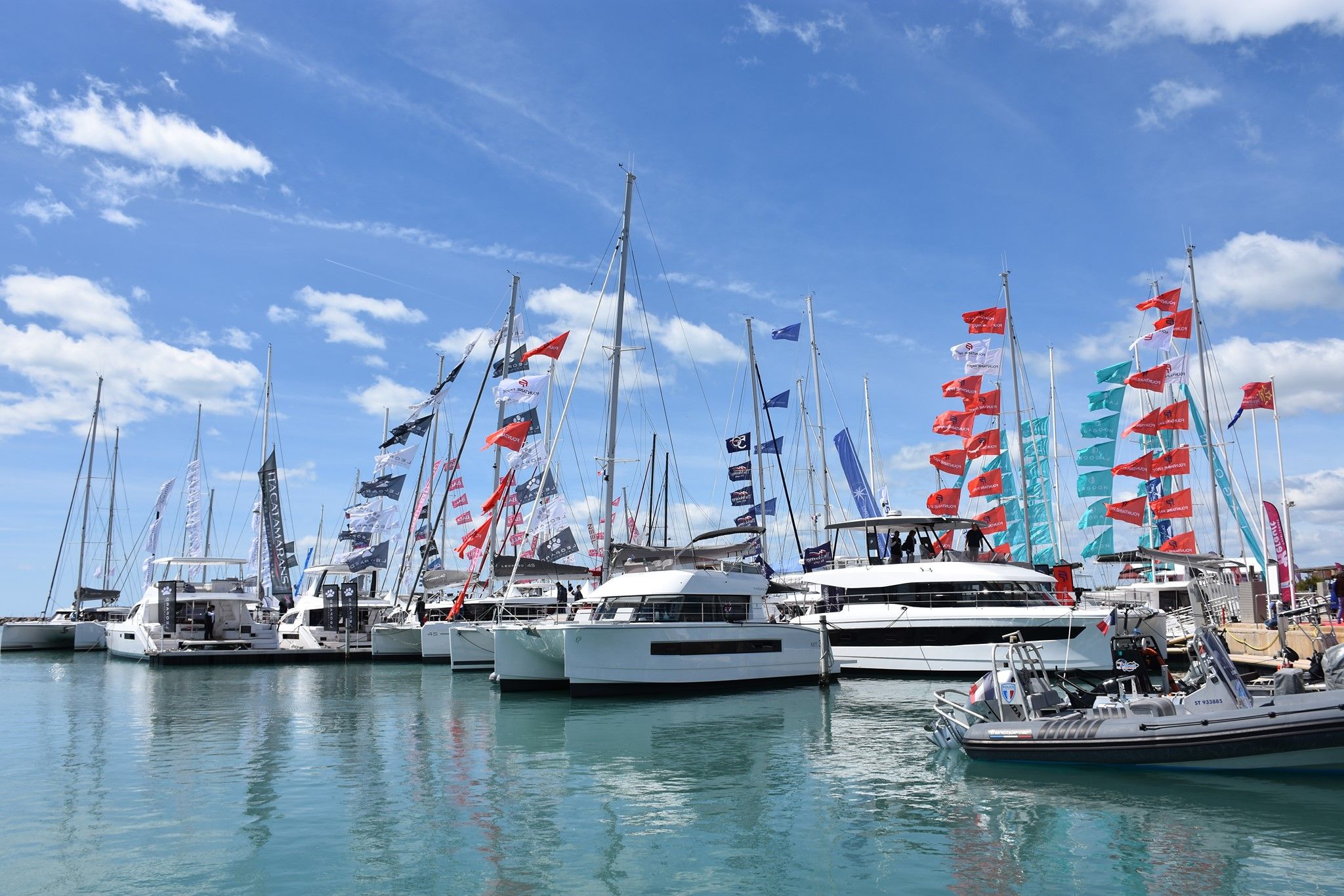 Visiteurs découvrant les innovations nautiques au salon Nautic Paris 2026