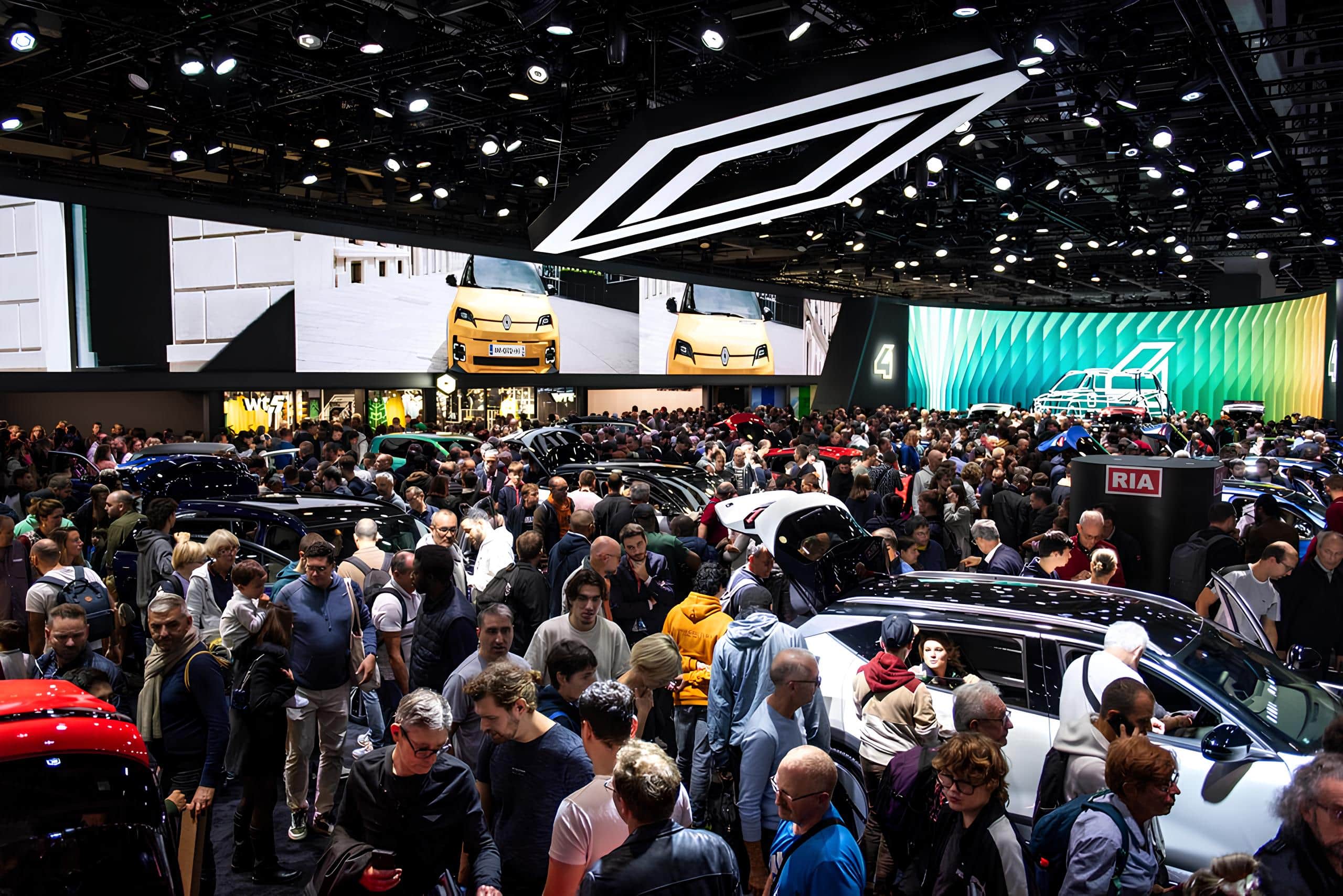 Visiteurs découvrant les dernières innovations automobiles au Mondial de l'Automobile 2026 à Paris
